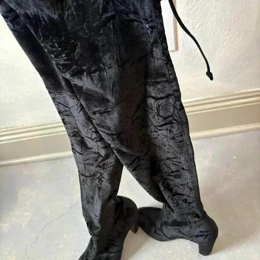 STUART WEITZMAN
Vidaland Convertible Boot in Black Crushed Velvet‎ - Picture 7 of 11